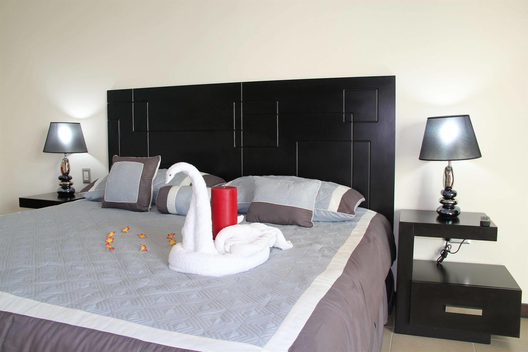Condoplaza San Pedro Плая дел Кармен Екстериор снимка